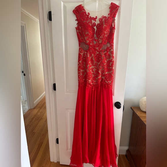 Lace gown - Picture 2 of 4